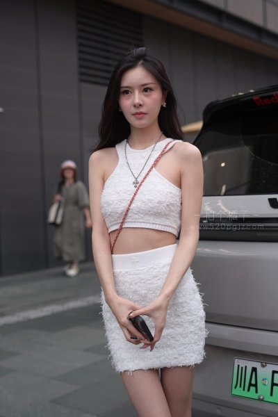 J891 一身纯白斩获街头焦点
