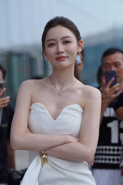 J1095 一袭白裙曼妙身姿-敏敏